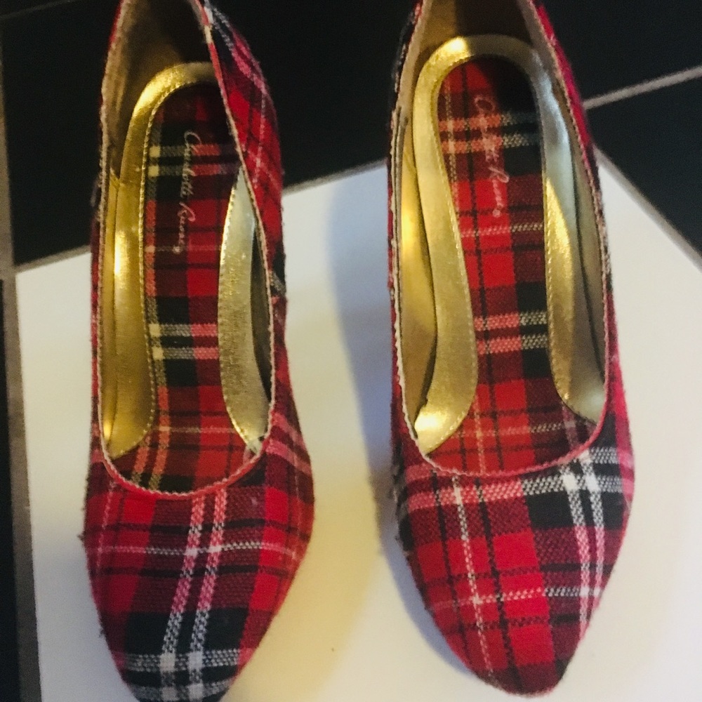 These shoes Look great with a pair of jeans!